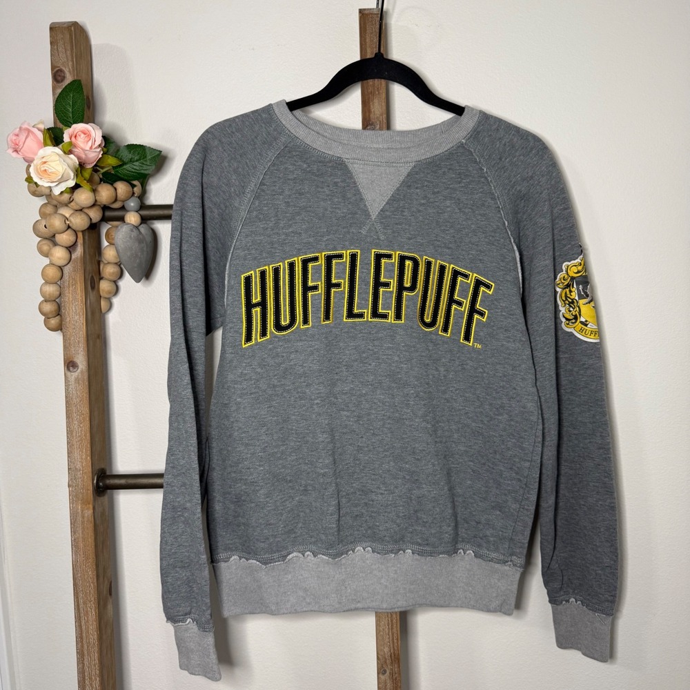 Harry Potter Hufflepuff Sweatshirt Womens Size Small Grey Raglan Sleeve Crest